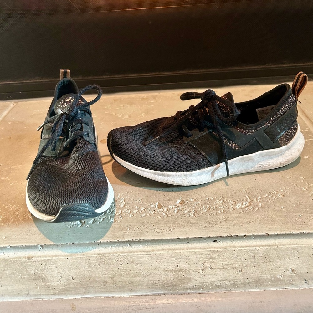 New Balance tennis shoes, size 7